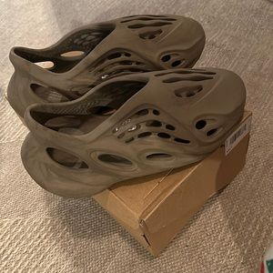 Adidas Yeezy foam RNNR Stone Sage